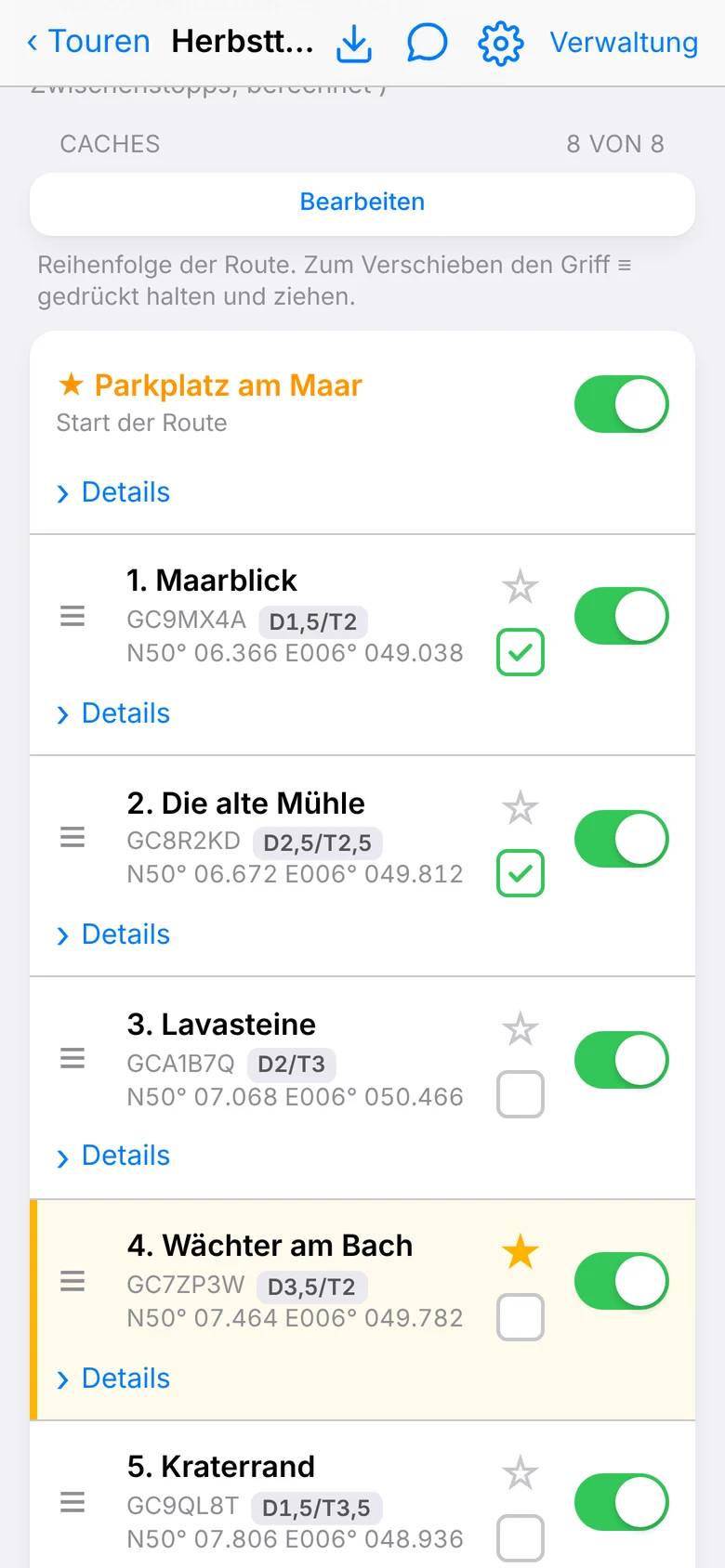 GeoRoute auf dem iPhone: Liste einer Tour mit acht nummerierten Caches, Schwierigkeit und Gelände, Favoriten und Haken für gefunden